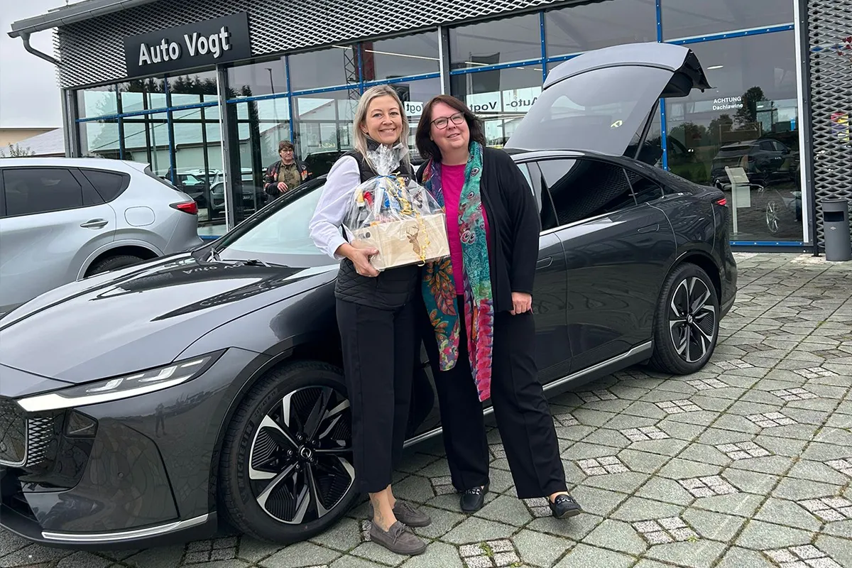 Auto Vogt feiert 40 Jahre Jubiläum, Spende an das Kinderheim Gundelfingen.